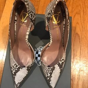 VINCE CAMUTO SIGNATURE SNAKE SKIN PUMP